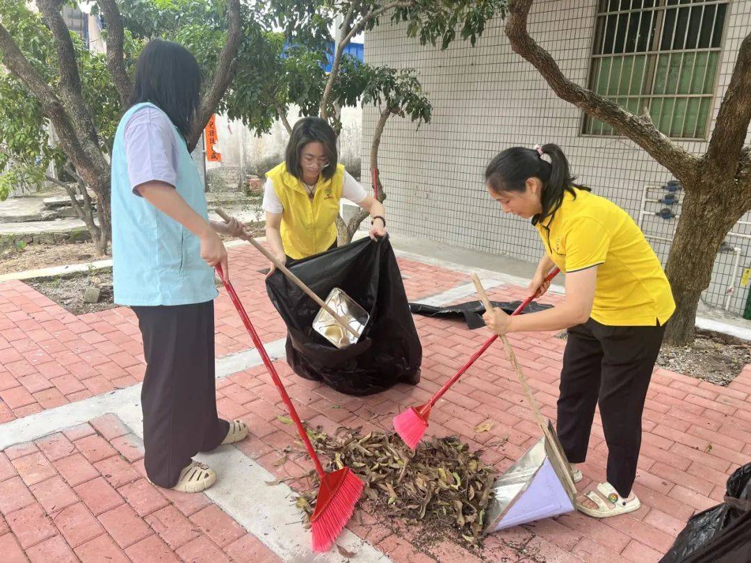 熊猫体育app：“百切切工程”之环保助力——香市小学家长抱负效劳队协助陈家埔村四小园情况整饬和照顾行径(图4)