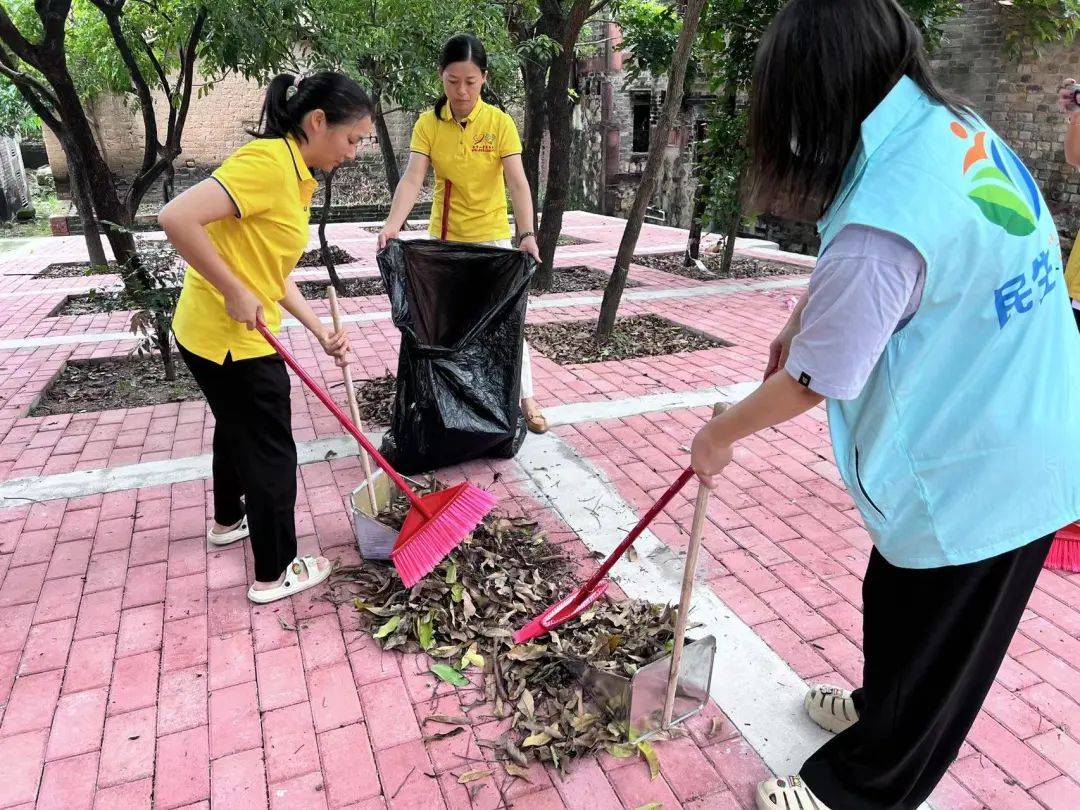 熊猫体育app：“百切切工程”之环保助力——香市小学家长抱负效劳队协助陈家埔村四小园情况整饬和照顾行径(图2)